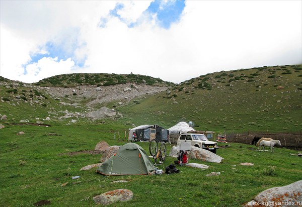 Лагерь под перевалом Кок Айрык.  2600м.